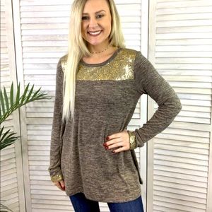 💖 NEW Swing top by L.Love! Heathered tan fabric w/gold sequin details. Size L